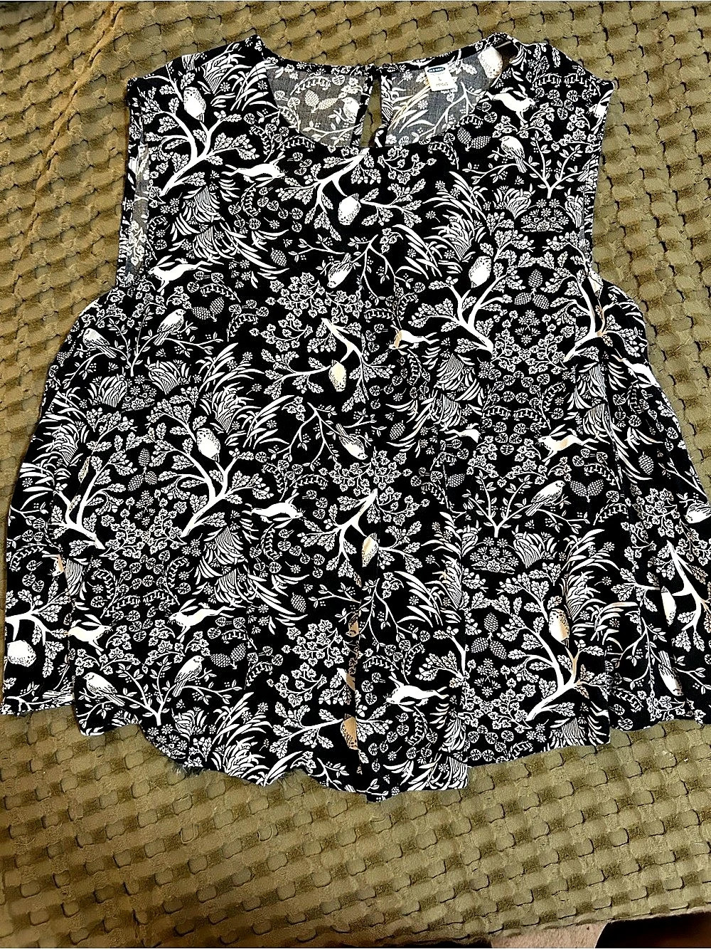 Old Navy Floral Sleeveless Blouse in Black & White